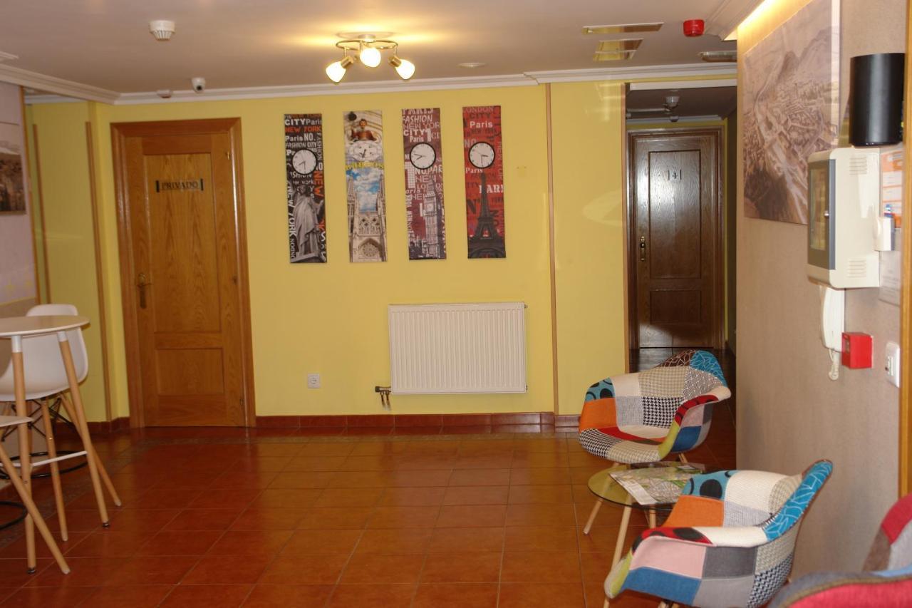 Hostal Campus Burgo Екстериор снимка