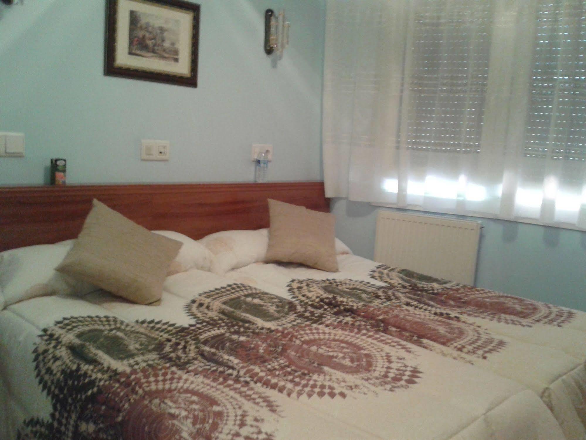 Hostal Campus Burgo Екстериор снимка